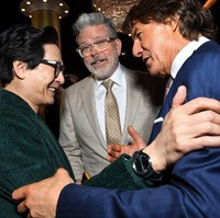 Bintang lain yang bersemangat bertemu Tom adalah Ke Huy Quan yang masuk nominasi aktor pendukung terbaik berkat perannya di film Everything, Everywhere All at Once. (Foto: AFP via Getty Images/VALERIE MACON)