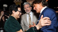 Aktor Everything Everywhere All At Once, Ke Huy Quan, juga dapat momen hangat bersama Tom Cruise. (Foto: AFP via Getty Images/VALERIE MACON)