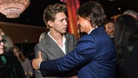 Austin Butler tak ketinggalan dapat momen bertemu Tom Cruise. (Foto: AFP via Getty Images/VALERIE MACON)