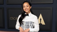 Dalam acara makan siang resmi itu, Stephanie Hsu mengenakan busana bernuansa hitam-putih. (Foto: WireImage/Monica Schipper)