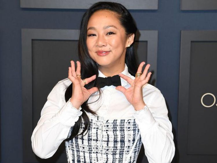 Senyum Stephanie Hsu di Luncheon Oscar Pertama