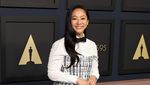 Senyum Stephanie Hsu di Luncheon Oscar Pertama