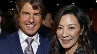 Tom Cruise berfoto bareng Michelle Yeoh. (Foto: Getty Images/Frazer Harrison)