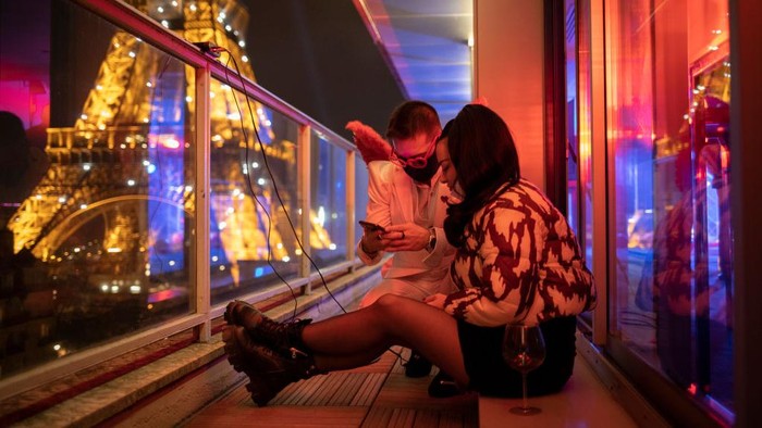 5 Kota Paling Romantis di Dunia, Cocok Untuk Rayakan Valentine PARIS, FRANCE - FEBRUARY 13: Entertainer Nataniele Umberto who is disguised as Cupid converses with singer on the rooftop of the Pullman Hotel during Valentine's Day celebrations near the Eiffel Tower on February 13, 2021 in Paris, France. (Photo by Siegfried Modola/Getty Images)