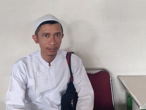 Warna-warni Penampilan Aming: Nyentrik hingga Pakai Peci