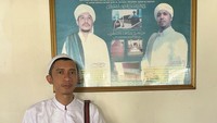 Mengenakan peci serta baju koko putih, Aming terlihat sedang berziarah. Foto: instagram