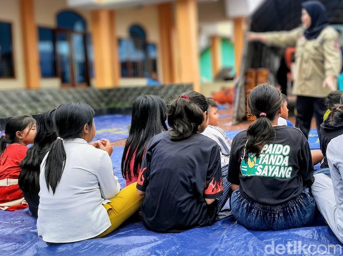 Anak korban banjir bandang Ijen Bondowoso mendapat trauma healing