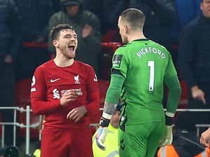 Liverpool Vs Everton: Robertson Tertawa, Pickford Gak Terima!