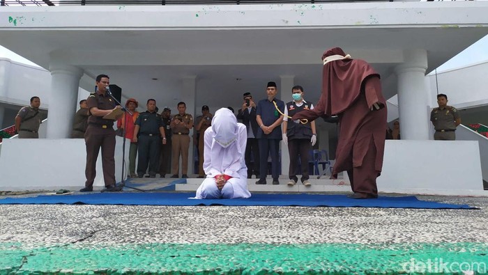 Algojo sering disebut dalam pelaksanaan hukuman mati. Di Aceh, algojo menjadi pelaksana hukuman cambuk bagi yang melanggar syariat islam. Lalu, apa itu algojo?