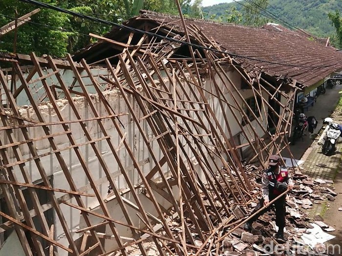 Atap gedung milik Pemkab dan Kantor Polsubsektor Trenggalek ambruk