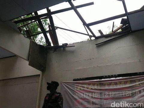 Atap gedung milik Pemkab dan Kantor Polsubsektor Trenggalek ambruk