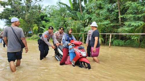 Banjir di Kecamatan Sekotong, Lombok Barat, Nusa Tenggara Barat, pada Selasa (14/2/2023).