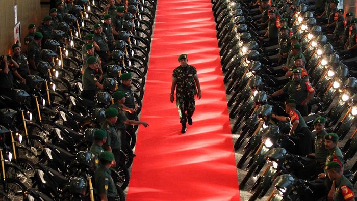 Sejumlah personel TNI Angkatan Darat yang bertugas sebagai Babinsa berjalan di dekat sepeda motor bantuan di Grand City Mall, Surabaya, Jawa Timur, Senin (13/2/2023).Kementerian Pertahanan memberi bantuan kendaraan operasional untuk prajurit TNI Angkatan Darat yang bertugas sebagai Babinsa sebanyak 100 unit sepeda motor untuk memperlancar tugas-tugasnya. ANTARA FOTO/Didik Suhartono/rwa.
