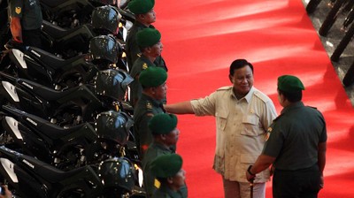 Momen Prabowo Serahkan 100 Motor Trail untuk Babinsa