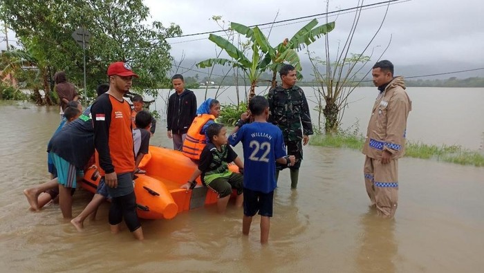 Proses evakuasi warga yang terdampak banjir di Barru, Sulawesi Selatan.