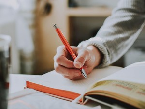 12 Contoh Autobiografi Versi Singkat-Panjang untuk Referensi Tugas Sekolah
