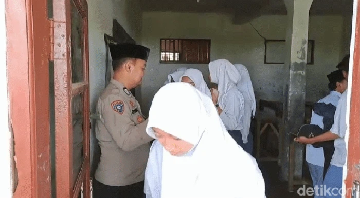 Bripka Sandi mendirikan sekolah gratis yang bernama SMK Tunas Bhayangkara di wilayah Kecamatan Cidahu, Sukabumi