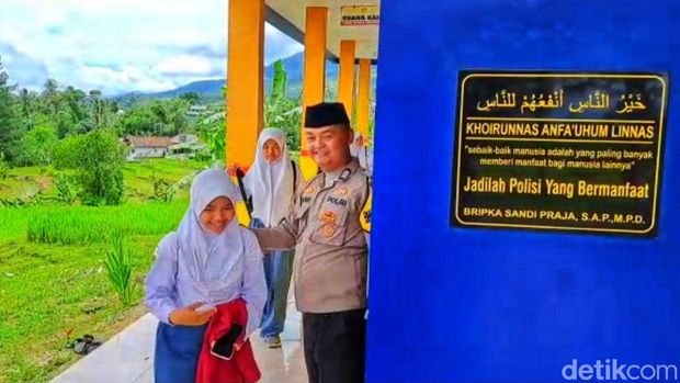 Bripka Sandi mendirikan sekolah gratis yang bernama SMK Tunas Bhayangkara di wilayah Kecamatan Cidahu, Sukabumi