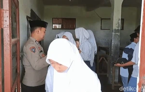 Kisah Bripka Sandi Sisihkan Gaji Bangun Sekolah Gratis di Sukabumi