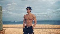 Bukan dengan childfree, model asal Singapura ini sudah berlatih angkat beban dan menerapkan diet sehat. Gak heran badannya jadi sebagus itu, ya. (Foto: Instagram @chuando_chuandoandfrey)