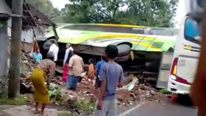 bus terguling tabrak rumah di pasuruan