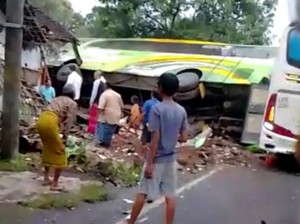 Rem Blong Diduga Jadi Penyebab Bus Terguling Tabrak Rumah Warga di Pasuruan