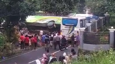 Penampakan Bus Wisata Terguling Hancurkan Rumah-Musala di Prigen Pasuruan