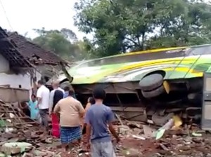 Bus Terguling Tabrak Rumah Warga di Prigen Pasuruan