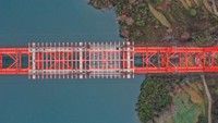 Jembatan ini di bangun di atas Sungai Wujiang, China.  