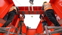 Pekerja menyelesaikan konstuksi Jembatan Wujiang di Tongren, China, Senin (13/2/2023).