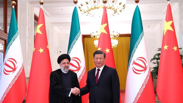 Iranian President Ebrahim Raisi shakes hands with Chinese President Xi Jinping during a welcoming ceremony in Beijing, China, February 14, 2023. Iran's President Website/WANA (West Asia News Agency)/Handout via REUTERS. ATTENTION EDITORS - THIS PICTURE WAS PROVIDED BY A THIRD PARTY.