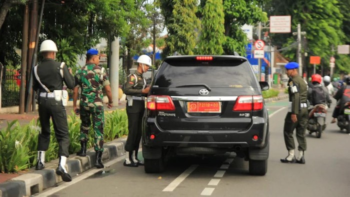 Danpomdam Jaya Kolonel Cpm Irsyad Hamdie Bey Anwar mengatakan jajarannya akan melakukan penertiban soal maraknya penyalahgunaan pelat kendaraan dinas TNI. (dok Pomdam Jaya)