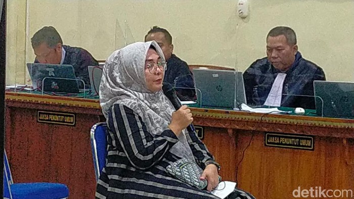 Dosen Kedokteran Unila Evi Kurniawati saat persidangan. (Tommy Saputra/detikSumut)
