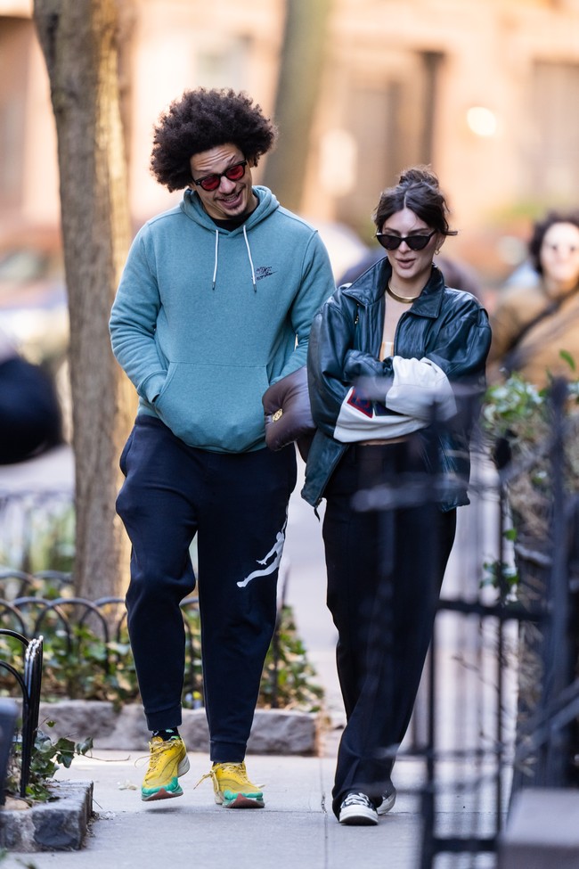 Model Emily Ratajkowski kedapatan jalan berdua bersama komedian Eric Andre di salah satu sudut New York City baru-baru ini. Momen tersebut semakin menguatkan hubungan asmara mereka.  (Foto: Gotham/GC Images)