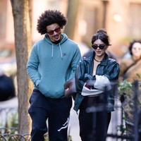 Model Emily Ratajkowski kedapatan jalan berdua bersama komedian Eric Andre di salah satu sudut New York City baru-baru ini. Momen tersebut semakin menguatkan hubungan asmara mereka.  (Foto: Gotham/GC Images)
