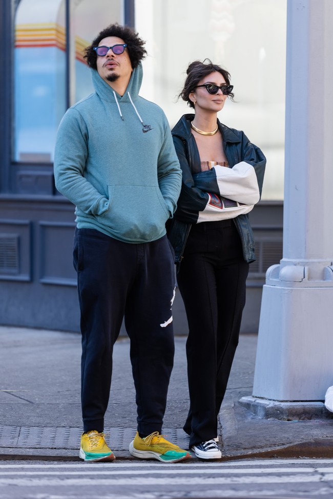 Eric Andre yang dikenal sebagai stand up komedian itu mengunggah foto dirinya tanpa busana di akun Instagramnya @ericfuckingandre. Eric tampak berpose berbaring di atas sofa sambil memegang segelas minuman. Bagian intimnya disensor dengan simbol hati.“Happy Valentine’s Day,” tulis Eric Andre pada unggahannya. (Foto: Gotham/GC Images)