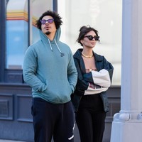 Eric Andre yang dikenal sebagai stand up komedian itu mengunggah foto dirinya tanpa busana di akun Instagramnya @ericfuckingandre. Eric tampak berpose berbaring di atas sofa sambil memegang segelas minuman. Bagian intimnya disensor dengan simbol hati.“Happy Valentine’s Day,” tulis Eric Andre pada unggahannya. (Foto: Gotham/GC Images)