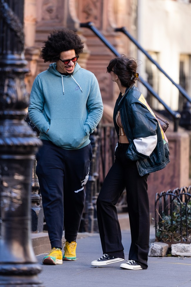 Setelah serangkaian kemunculan di publik itu, Emily Ratajkowski dan Eric Andre belum pernah menyatakan bahwa mereka pacaran. Hingga pada Hari Valentine, 14 Februari 2023, sebuah foto yang diunggah Eric seolah menjadi pernyataan kalau dia dan wanita yang akrab disapa Emrata itu memiliki hubungan istimewa. (Foto: Gotham/GC Images)
