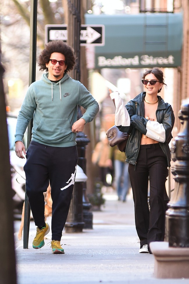 Rumor hubungan asmara ibu satu anak itu dan Eric Andre sudah berhembus sejak keduanya terlihat bersama di kawasan Manhattan, New York, Amerika Serikat pada Januari 2023. Pada bulan yang sama mereka juga tertangkap kamera berciuman saat liburan di Pulau Cayman. (Foto: MEGA/GC Images)