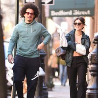 Rumor hubungan asmara ibu satu anak itu dan Eric Andre sudah berhembus sejak keduanya terlihat bersama di kawasan Manhattan, New York, Amerika Serikat pada Januari 2023. Pada bulan yang sama mereka juga tertangkap kamera berciuman saat liburan di Pulau Cayman. (Foto: MEGA/GC Images)
