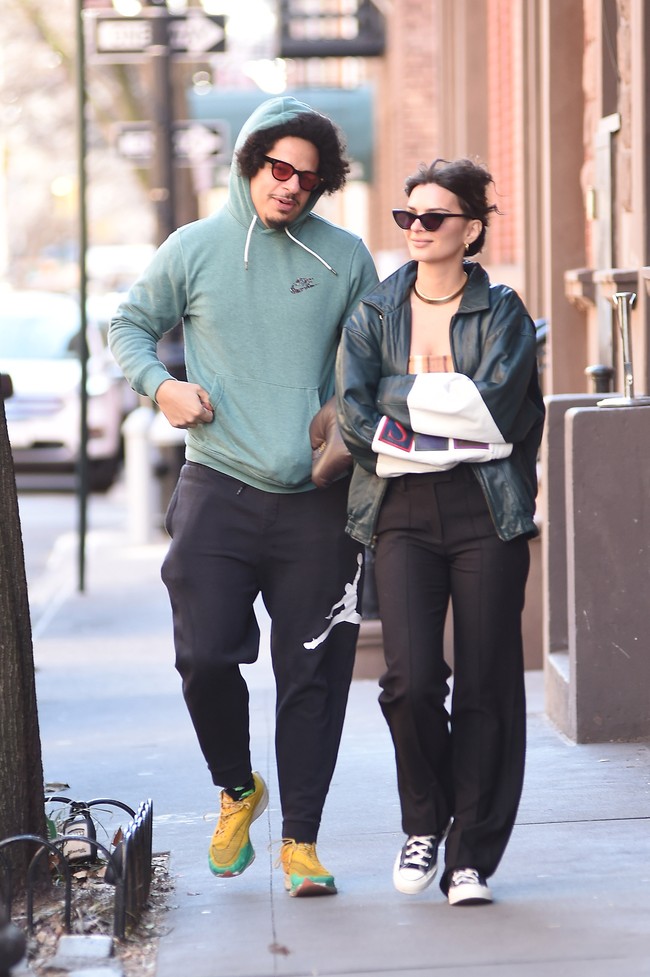 Eric Andre menjadi komedian kedua yang mengisi hati Emily dalam sebuah hubungan yang disorot publik. Sebelumnya, Emily Ratajkowski berpacaran dengan pria yang juga komedian yaitu Pete Davidson setelah pernikahannya dengan Sebastian Bear-McClard berakhir. Namun, hubungan Emily dan Pete hanya bertahan beberapa bulan. (Foto: MEGA/GC Images)