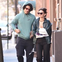 Eric Andre menjadi komedian kedua yang mengisi hati Emily dalam sebuah hubungan yang disorot publik. Sebelumnya, Emily Ratajkowski berpacaran dengan pria yang juga komedian yaitu Pete Davidson setelah pernikahannya dengan Sebastian Bear-McClard berakhir. Namun, hubungan Emily dan Pete hanya bertahan beberapa bulan. (Foto: MEGA/GC Images)