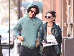 7 Foto Emily Ratajkowski Dipacari Komika, Go Public Pamer Gaya Tanpa Busana