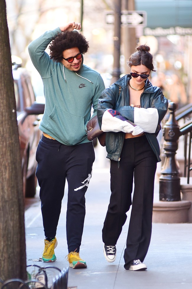 Dan pada 13 Februari 2023, Emily Ratajkowski dan Eric Andre kembali menghabiskan waktu bersama berdua. Kali ini keduanya muncul di publik menonton pertandingan basket di Madison Square Garden, New York. (Foto: MEGA/GC Images)
