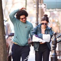 Dan pada 13 Februari 2023, Emily Ratajkowski dan Eric Andre kembali menghabiskan waktu bersama berdua. Kali ini keduanya muncul di publik menonton pertandingan basket di Madison Square Garden, New York. (Foto: MEGA/GC Images)