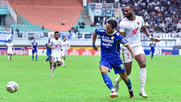 Ezra Walian dan Yuran Fernandes di laga Persib vs PSM, Selasa (14/2/2023).