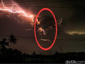 Rekaman Fenomena Cahaya Saat Letusan Gunung Kelud 9 Tahun Silam