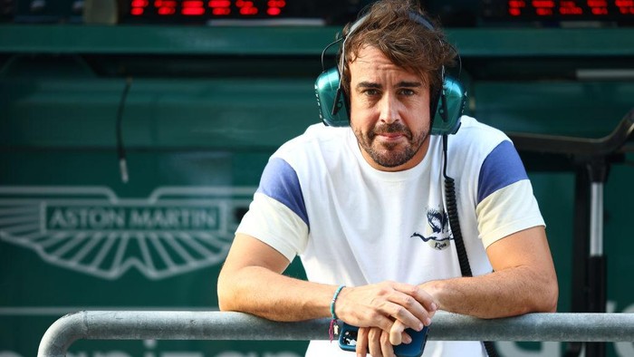 ABU DHABI, UNITED ARAB EMIRATES - NOVEMBER 22: Fernando Alonso of Spain and Aston Martin F1 Team looks on from the pit wall during Formula 1 testing at Yas Marina Circuit on November 22, 2022 in Abu Dhabi, United Arab Emirates. (Photo by Mark Thompson/Getty Images)