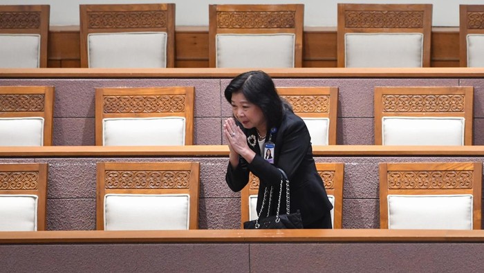 FILIANINGSIH TERPILIH JADI DEPUTI GUBERNUR BI Deputi Gubernur Bank Indonesia (BI) terpilih Filianingsih Hendrata (kedua kanan) memberikan salam kepada para anggota DPR yang mengikuti Sidang Paripurna DPR di kompleks Parlemen, Senayan, Jakarta, Selasa (14/2/2023). DPR menyetujui Filianingsih menjadi Deputi Gubernur BI setelah keputusan hasil uji kelayakan dan kepatutan oleh seluruh fraksi.