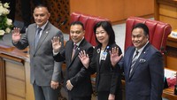 Pimpinan sidang sekaligus Wakil Ketua DPR Sufmi Dasco Ahmad (kedua kiri), Wakil Ketua DPR Rachmat Gobel (kanan), dan Wakil Ketua DPR Lodewijk F. Paulus (kiri) bersama Deputi Gubernur Bank Indonesia (BI) terpilih Filianingsih Hendarta (kedua kanan) melambaikan tangan ke arah wartawan dalam Sidang Paripurna DPR RI di kompleks Parlemen, Senayan, Jakarta, Selasa (14/2/2023). 